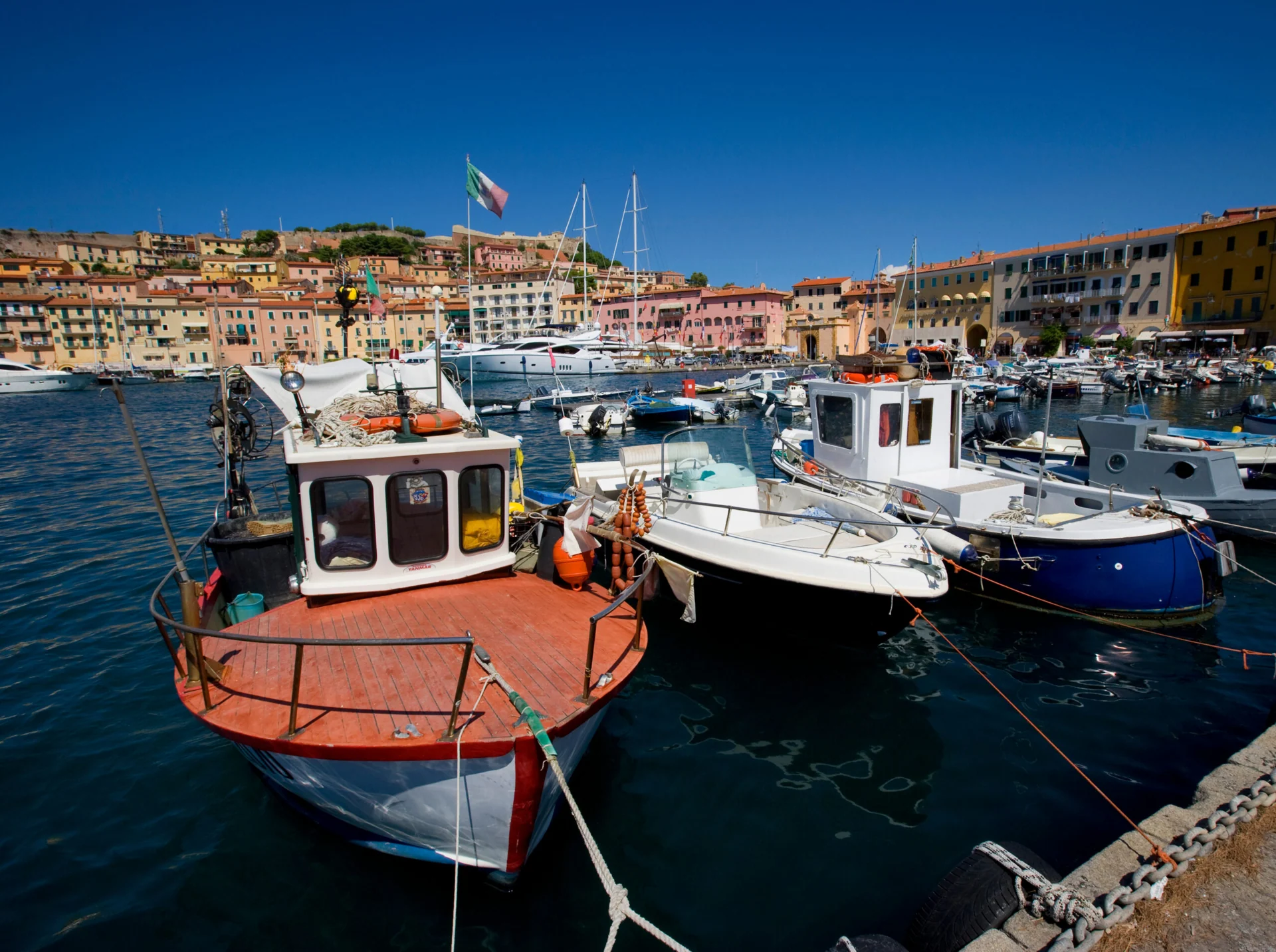 Hafen und farbenfrohe Häuser von Portoferraio